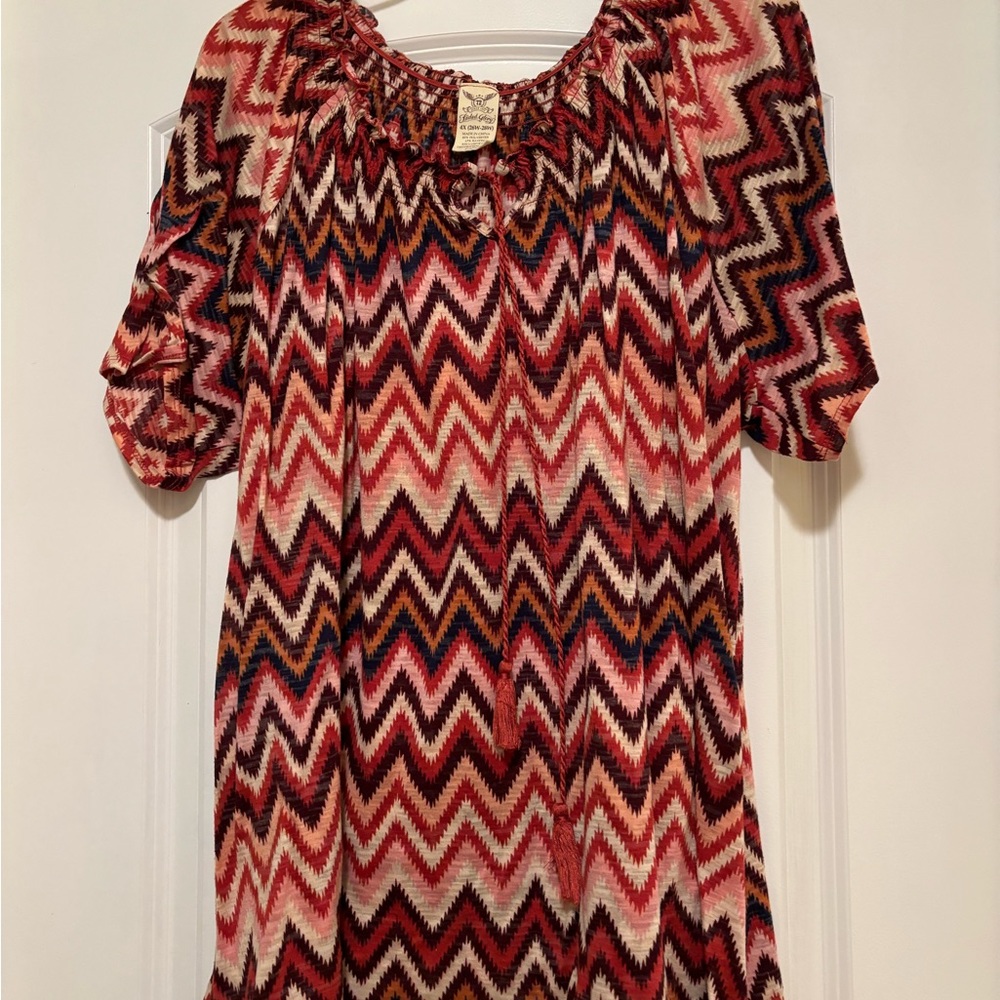 Short sleeve, tie neck top.
